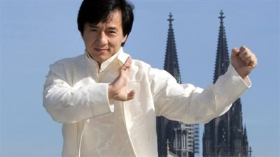 هل توفي جاكي شان فعلًا؟ مصدر الشائعة وتفاصيل انتشار 