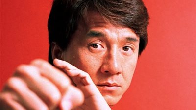 جاكي شان: أسطورة حية ترفض التقاعد.. تحديثات حصرية عن أعماله الفنية الجديدة