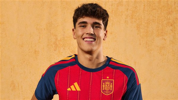 منتخب إسبانيا يكشف عن قميصه الجديد في كأس العالم (صور)