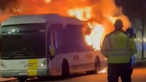 اشتعال حريق هائل في حافلة جماهير برشلونة قبل موقعة الأبطال (فيديو)