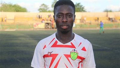 بآلة حادة.. الجماهير تعتدي على لاعب بعد تسجيل هدف بالدوري النيجيري 