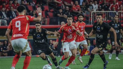 لفتة رياضية راقية.. لاعبو الأهلي ينظمون ممرًا شرفيًا للزمالك بعد التتويج بالسوبر المصري السادس عشر