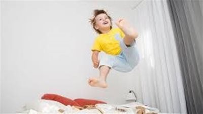 لماذا يحدث فرط الحركة عند الأطفال؟.. تحذيرات طبية من الهواتف الذكية