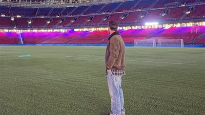 رسالة خاصة من ميسي لجماهير برشلونة خلال زيارته إلى كامب نو (صور)