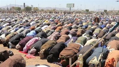 الفرق بين صلاة الاستسقاء وصلاة العيد في عدد التكبيرات ومكان الخطبة