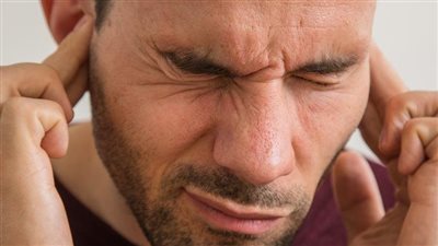 سبب أكلان الأذنين.. متى تحتاج إلى طبيب؟