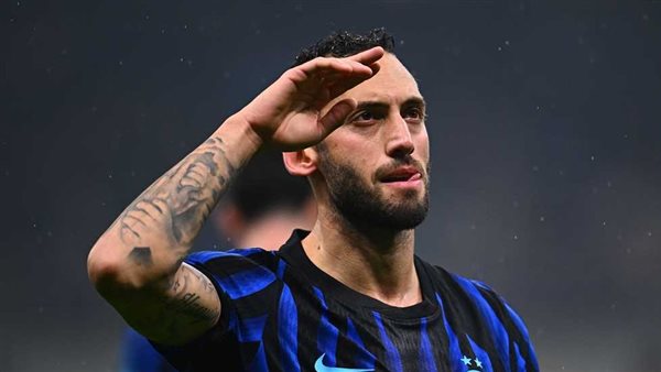 خروج هاكان تشالهان أوجلو من معسكر تركيا بسبب الإصابة.. ما موقفه من دربي ميلان؟