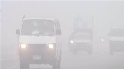 شبورة كثيفة تعطل حركة السيارات على طريق الواحات بالجيزة