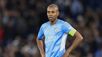 رسميا.. فيرناندينيو يعلن اعتزاله كرة القدم