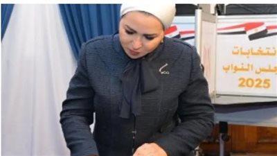 انتصار السيسي تدلي بصوتها في الانتخابات البرلمانية لمجلس النواب 2025