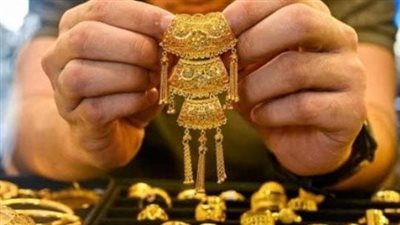 العرض والطلب يتحكمان بالأسعار: تحليل دور الاستهلاك الصناعي وحجم الإنتاج في سعر الذهب