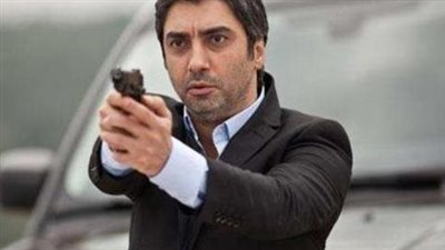 لعشاق الممثل مراد علمدار.. قنوات تعرض مسلسل وادي الذئاب 2025