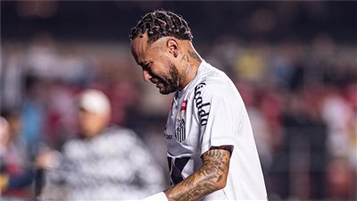 رغم تحذيرات الأطباء بانفجار ركبته.. نيمار يشارك في تدريبات فريقه