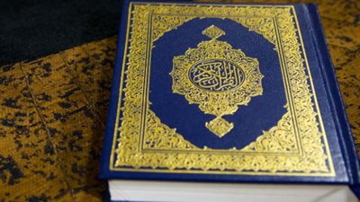 البحث في القرآن الكريم: أدوات متقدمة لاستخراج الآيات وتحليل سورة قرآن مكتوبة