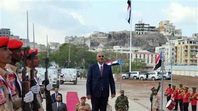  وفاء الشهداء: الزُبيدي يضع إكليلًا من الزهور على النصب التذكاري في عدن بذكرى الاستقلال (صور)