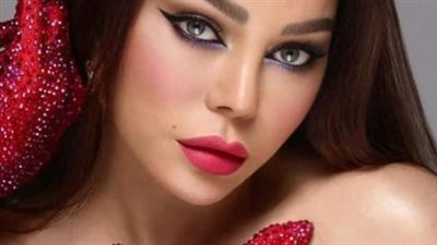 بقصة جريئة عند الصدر: هيفاء وهبي بفستان أسود قصير تثير ضجة واسعة