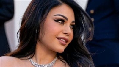 بالوردي والويفي: تفاصيل مكياج وتسريحة شعر هيفاء وهبي التي تتماشى مع الفستان القصير