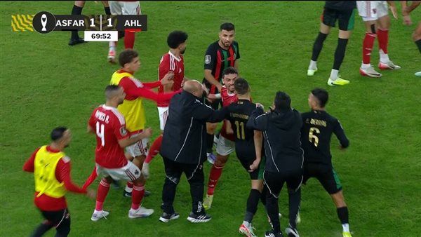 ماذا فعل سيد عبد الحفيظ مع حكم مباراة الجيش الملكي في غرفة الملابس؟ ماذا فعل سيد عبد الحفيظ مع حكم مباراة الجيش الملكي في غرفة الملابس؟