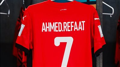 تكريما للراحل.. قميص أحمد رفعت في غرفة ملابس منتخب مصر قبل مواجهة الكويت (صور)
