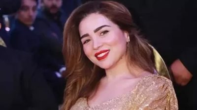 مي عز الدين تتصدر الترند بعد ظهورها النادر مع زوجها