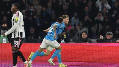 نابولي يقتنص صدارة الدوري الإيطالي بفوز مثير على يوفنتوس