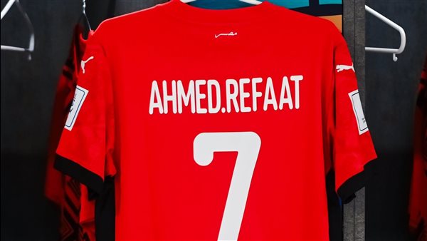 تكريما للراحل.. قميص أحمد رفعت في غرفة ملابس منتخب مصر قبل مواجهة الكويت (صور)
