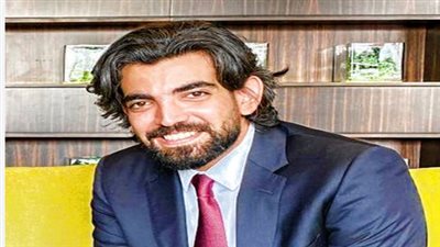 دلالات تاريخية: عمرو البيض يدخل قصر معاشيق في عدن لأول مرة منذ 3 عقود.. 