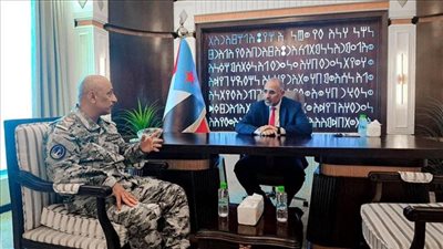 اللواء عيدروس الزُبيدي يطّلع على جاهزية قوات خفر السواحل