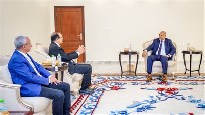 الزُبيدي يطّلع على الوضع الصحي العام بالعاصمة عدن والمحافظات المحررة (صور)