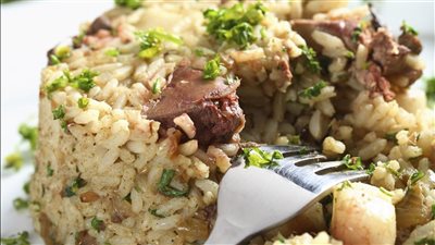 طريقة عمل أرز بالخلطة والكبد والقوانص برائحة شهية