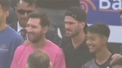 لقطة إنسانية من دي بول تجاه صغير خلال صورة جماعية للاعبي إنتر ميامي