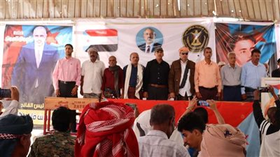 توافد شخصيات اجتماعية وقبلية بارزة إلى مخيم الاعتصام المفتوح في مدينة زنجبار 