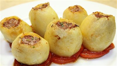 طريقة عمل بطاطس محشية باللحمة المفرومة 