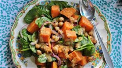 سلطة البطاطا المشوية بالعسل والخردل وزيت الزيتون