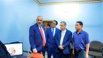 الزُبيدي يتفقد سير العمل في وزارة الإدارة المحلية بالعاصمة عدن (صور)