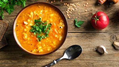 شوربة العدس بالخضار بطريقة خفيفة 