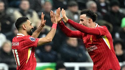 كيف اعتذر محمد صلاح لزملائه؟.. كورتيس جونز يكشف