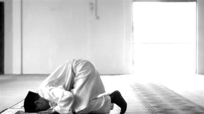 موعد أذان العشاء اليوم.. متى ينتهي وقت الصلاة في القاهرة والجيزة؟