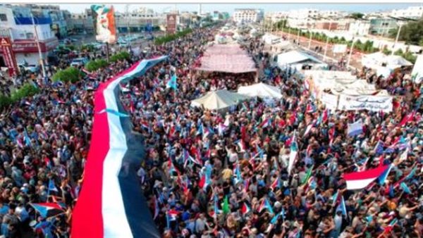 يافع المدد في قلب عدن.. زحف بشري مهيب في ساحة الاعتصام يجدد التفويض لإعلان دولة الجنوب العربي