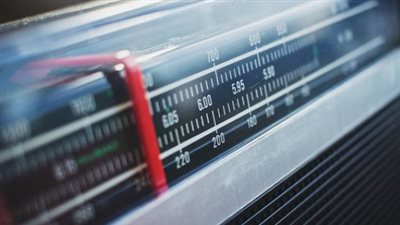 تردد إذاعة القرآن الكريم 2026 من القاهرة: دليلك الشامل للاستماع لأعذب التلاوات والبرامج الدينية