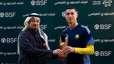 ما هي الكأس الذهبية التي استلمها رونالدو قبل مباراة الأخدود؟