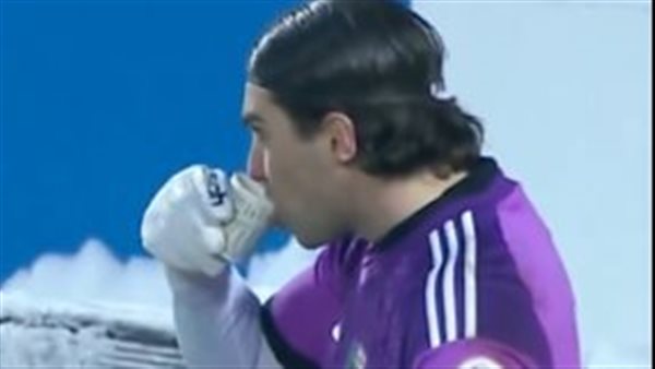 لقطة طريفة.. حارس مرمى يحتسي الشاي خلال مباراة بالدوري التركي (صور)