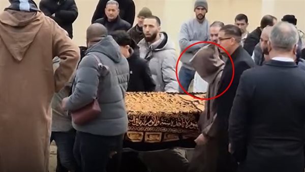 حكيم زياش يودّع شقيقه في جنازة مؤثرة بمدينة بركان بالمغرب حكيم زياش يودّع شقيقه في جنازة مؤثرة بمدينة بركان بالمغرب