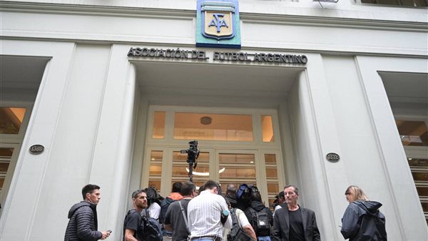 بملايين الدولار.. فضيحة فساد مالي تضرب الاتحاد الأرجنتيني لكرة القدم