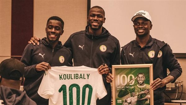 رغم الطرد.. منتخب السنغال يكرم كوليبالي بعد المباراة الـ100 (صور)
