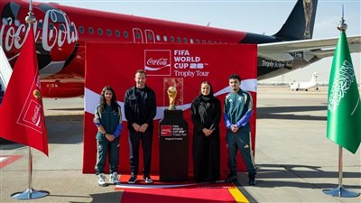المحطة الأولى.. لقطات من وصول النسخة الأصلية لـ كأس العالم 2026 إلى السعودية (صور)