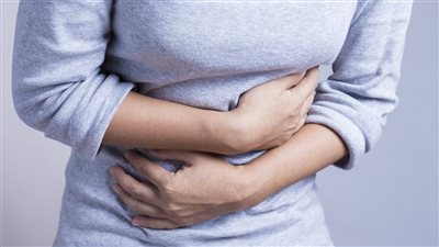 كيفية تخفيف آلام المعدة طبيعيا.. 9 خطوات منزلية فعالة