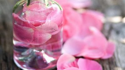 ماء الورد للبشرة الجافة.. علاجات منزلية لفصل الشتاء