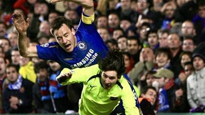 أسطورة تشيلسي يعرض قميص ميسي النادر في مزاد