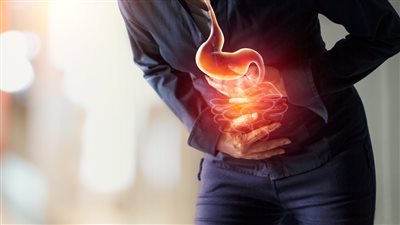 كيفية التخلص من حرقة المعدة طبيعيًا وبالأدوية